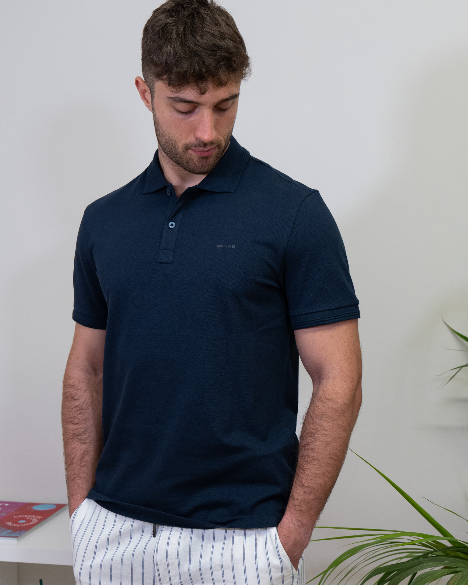 La polo da uomo nasce come capo sportivo negli anni ’20 grazie a René Lacoste e diventa presto icona di stile globale. Da simbolo preppy e status symbol negli anni ’70-’90, oggi è reinterpretata in chiave contemporanea, rimanendo un capo intramontabile che unisce sportività ed eleganza.